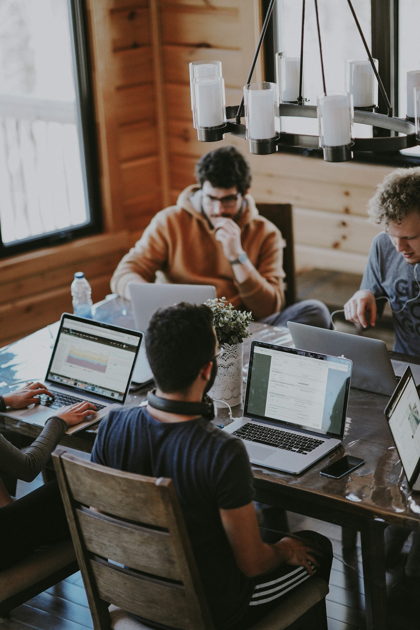 Equipo intercambiando ideas en un espacio de trabajo